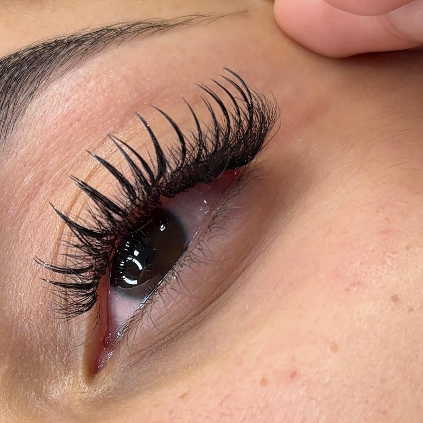 Close de extensão de cílios realizada pelo Studio Nay Lash